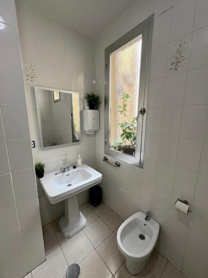 Hostal Conde De Alba Madryt Zewnętrze zdjęcie