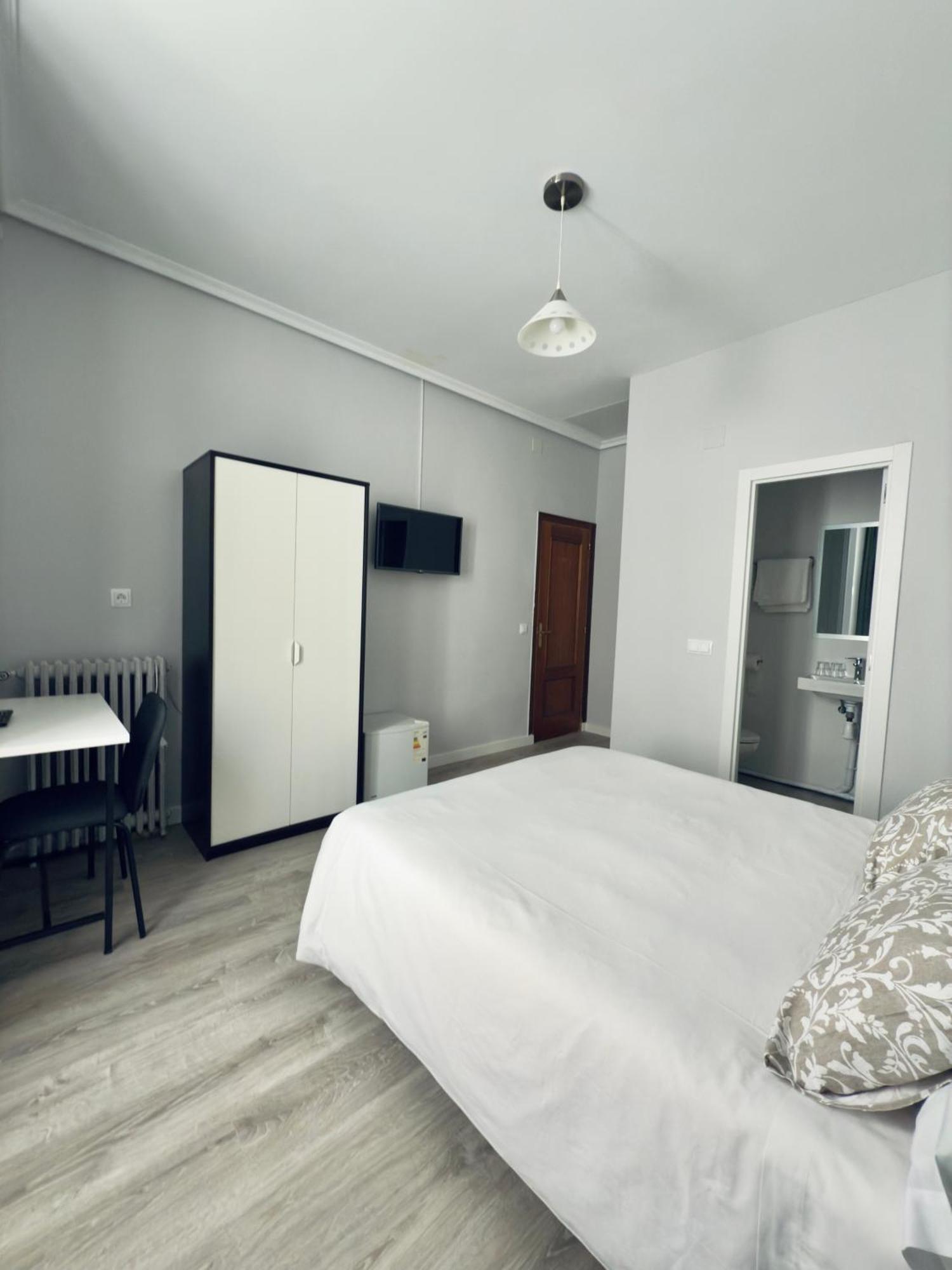 Hostal Conde De Alba Madryt Zewnętrze zdjęcie