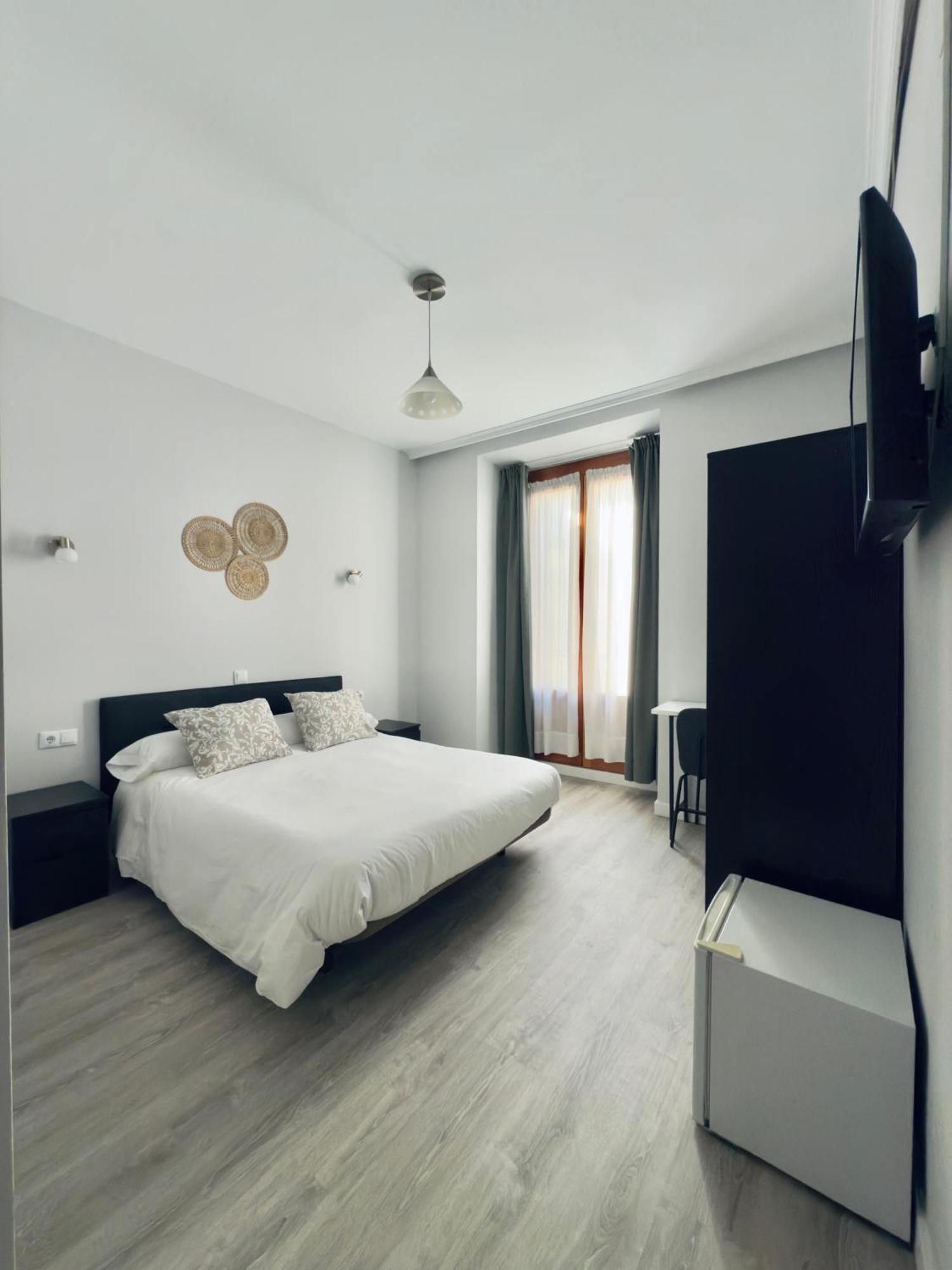 Hostal Conde De Alba Madryt Zewnętrze zdjęcie