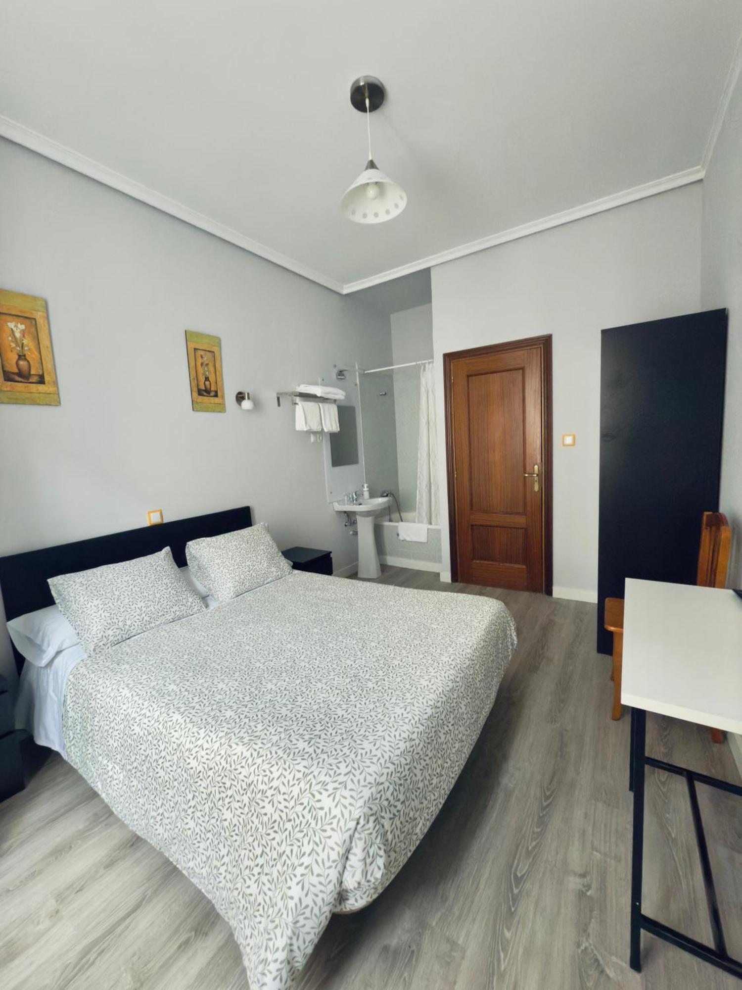 Hostal Conde De Alba Madryt Zewnętrze zdjęcie