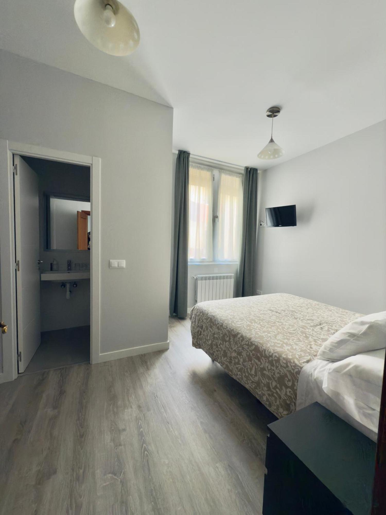 Hostal Conde De Alba Madryt Zewnętrze zdjęcie