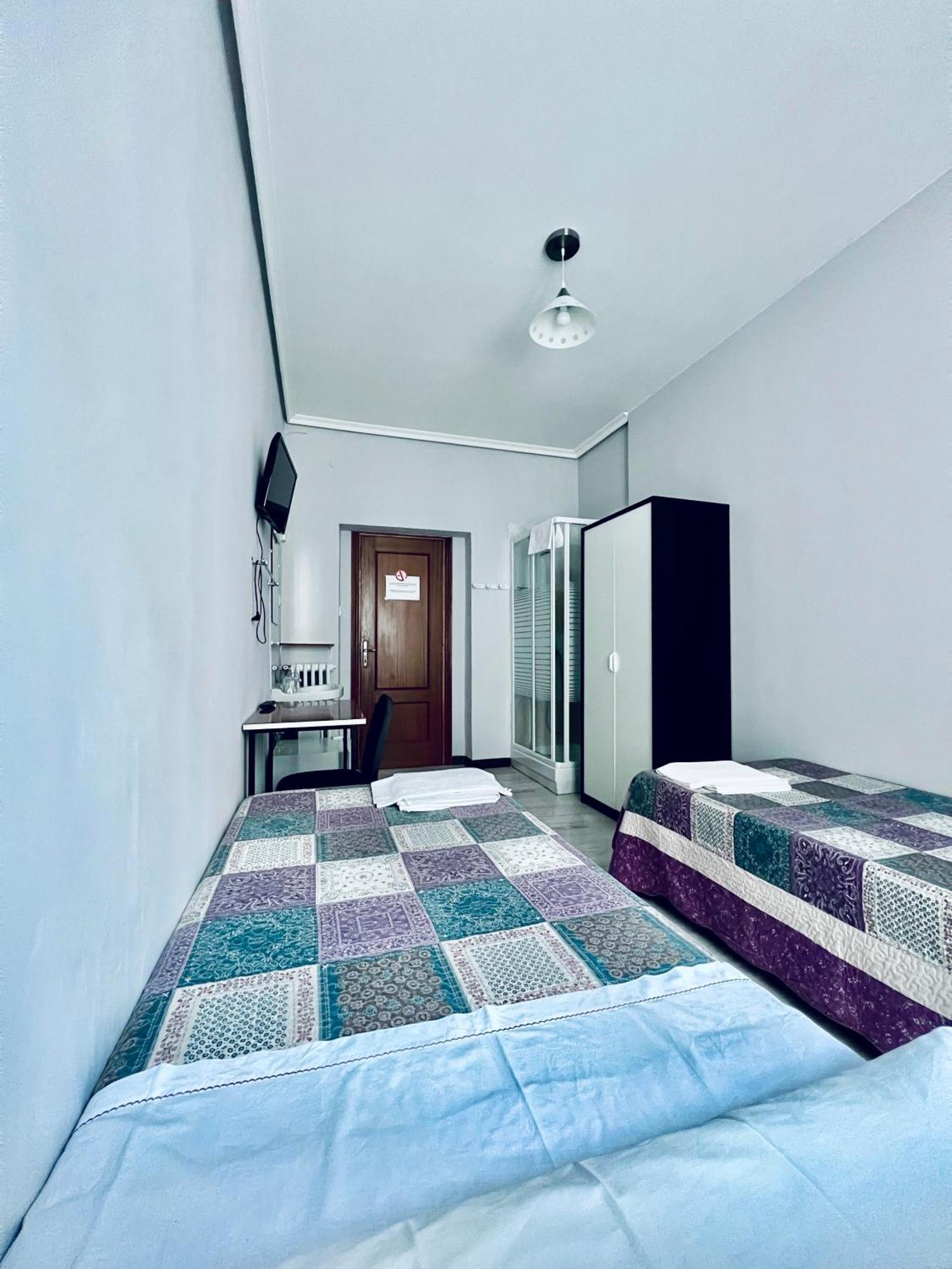 Hostal Conde De Alba Madryt Zewnętrze zdjęcie