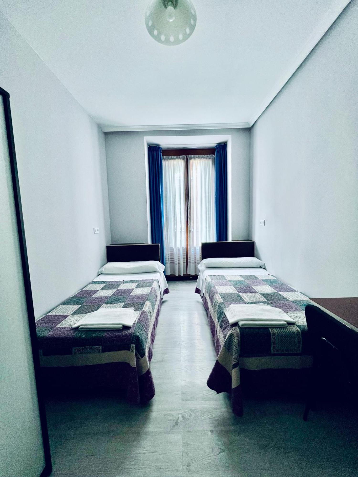 Hostal Conde De Alba Madryt Zewnętrze zdjęcie