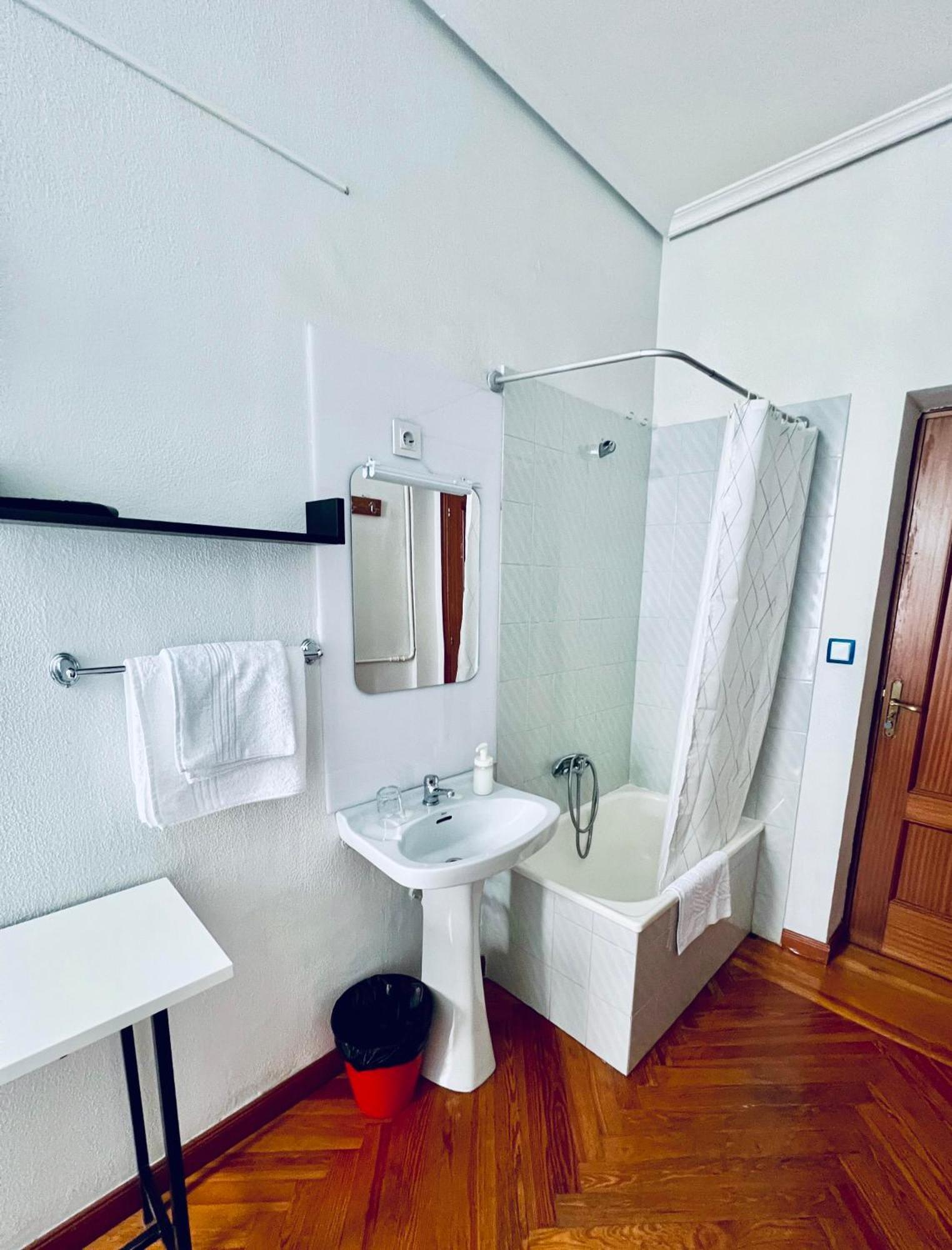 Hostal Conde De Alba Madryt Zewnętrze zdjęcie