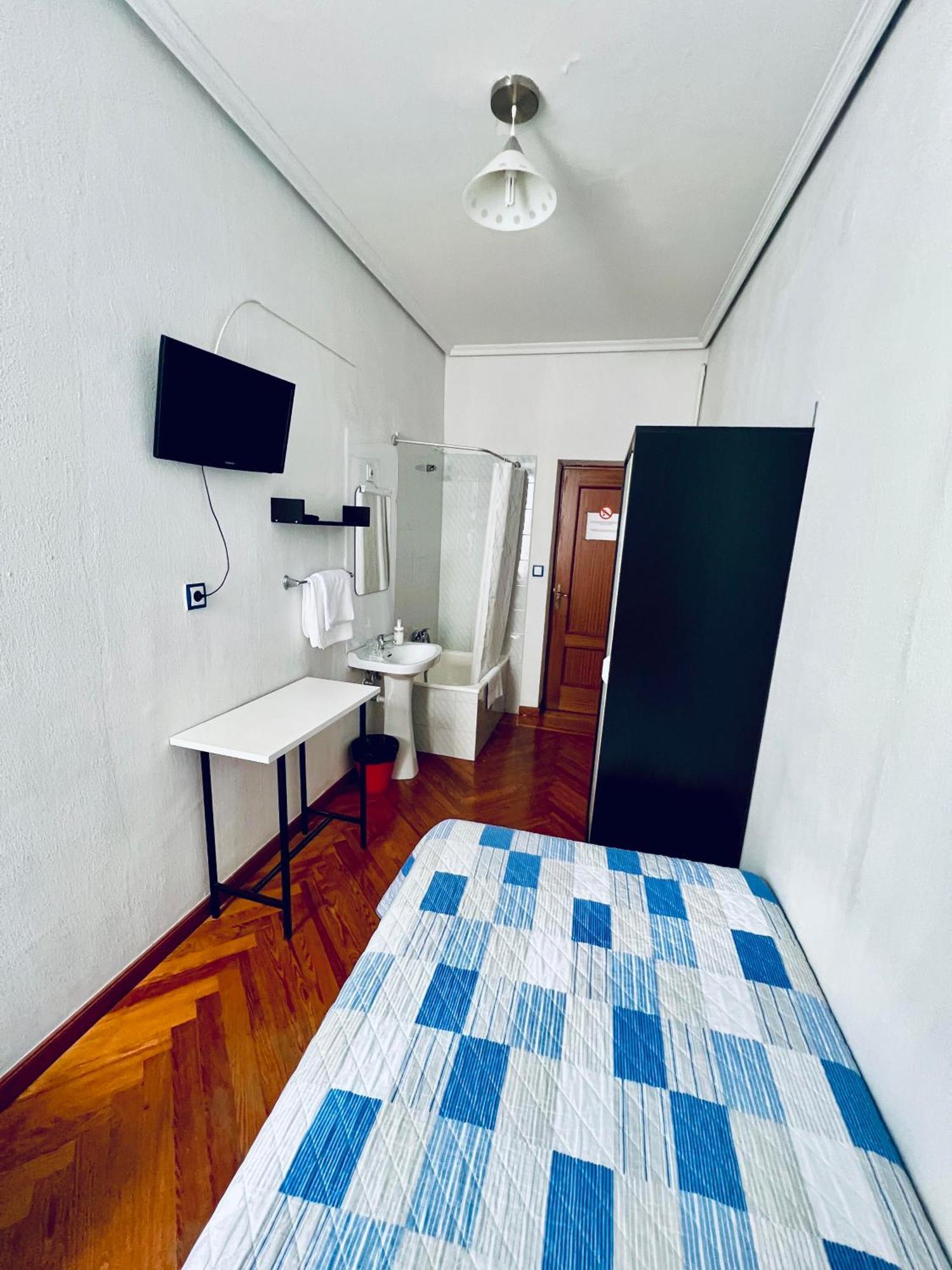 Hostal Conde De Alba Madryt Zewnętrze zdjęcie