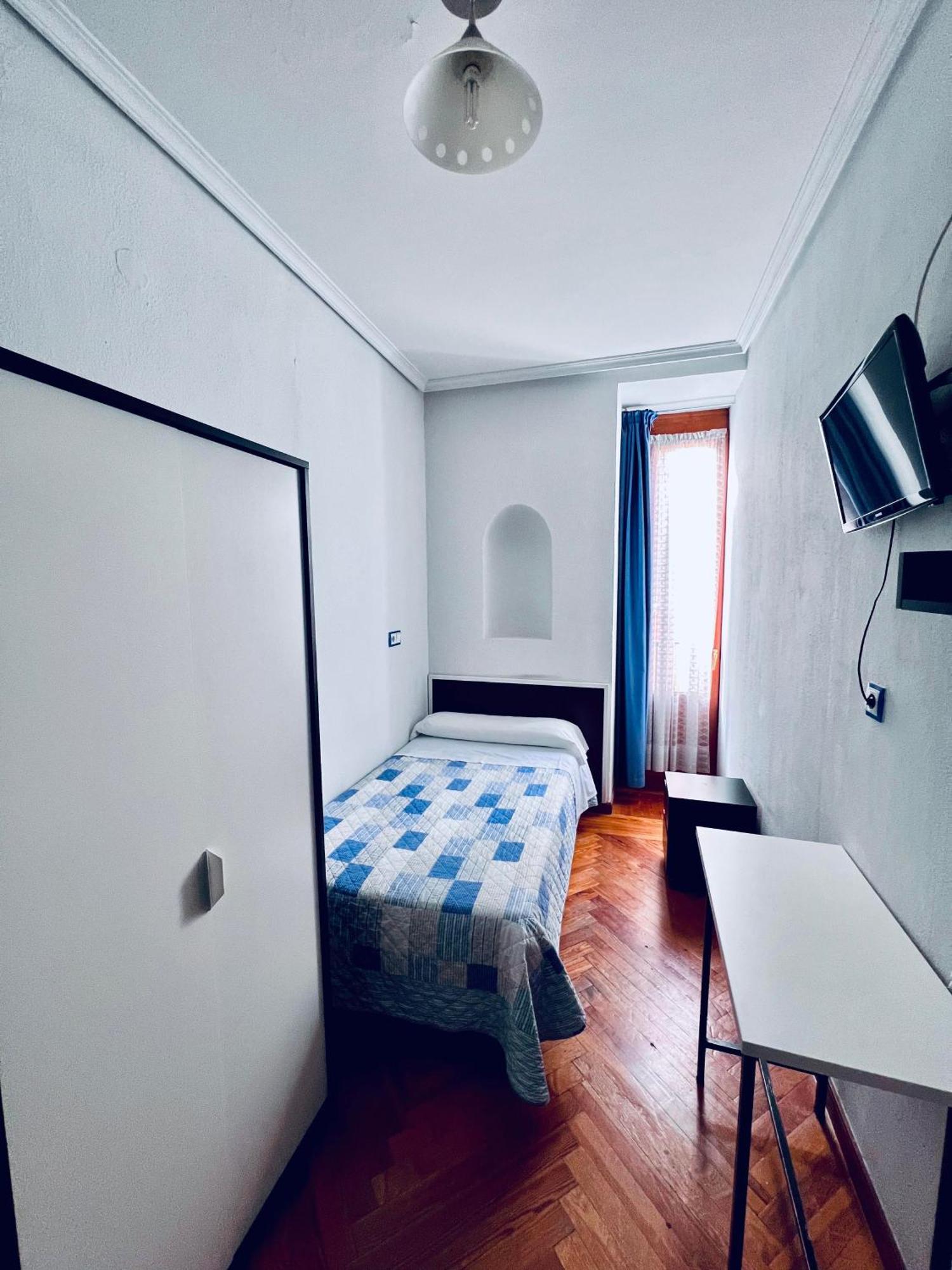 Hostal Conde De Alba Madryt Zewnętrze zdjęcie