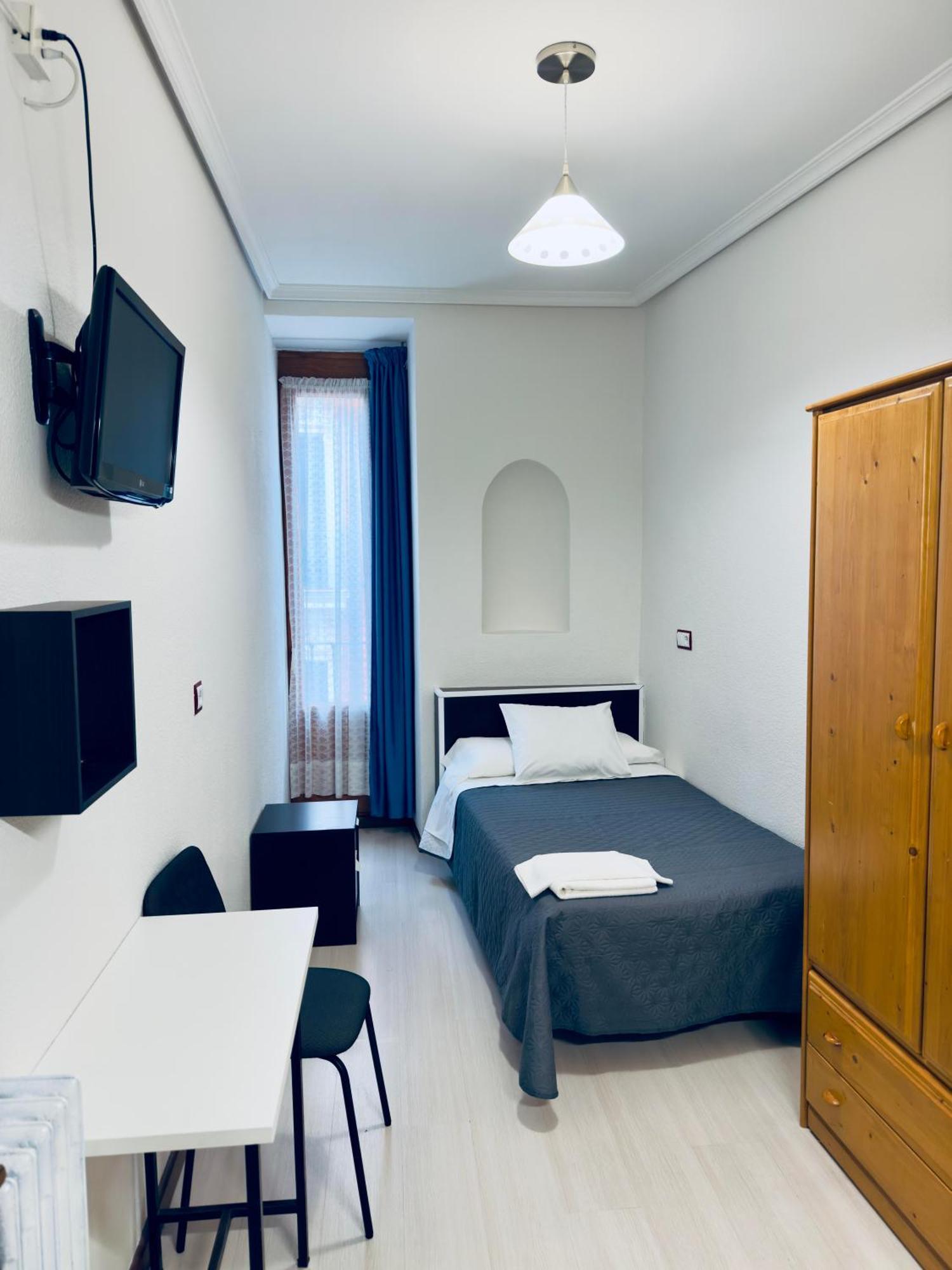 Hostal Conde De Alba Madryt Zewnętrze zdjęcie