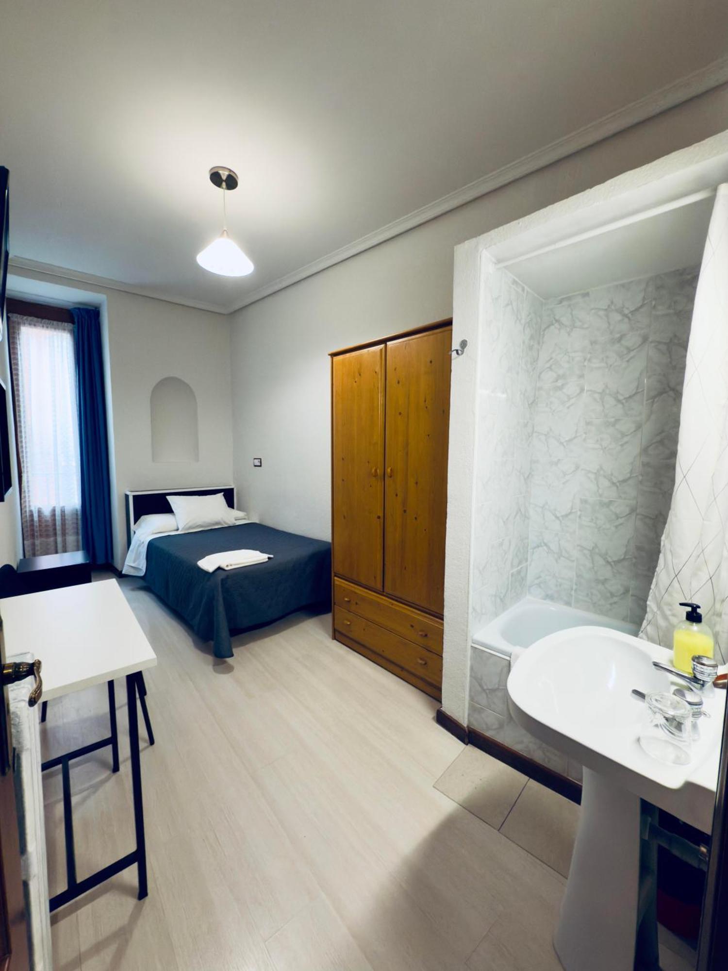 Hostal Conde De Alba Madryt Zewnętrze zdjęcie