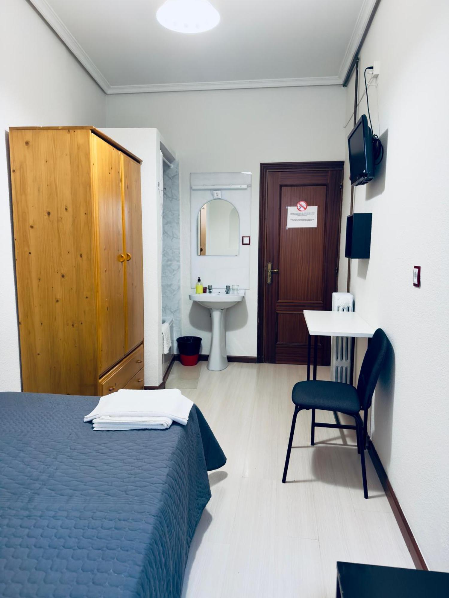 Hostal Conde De Alba Madryt Zewnętrze zdjęcie