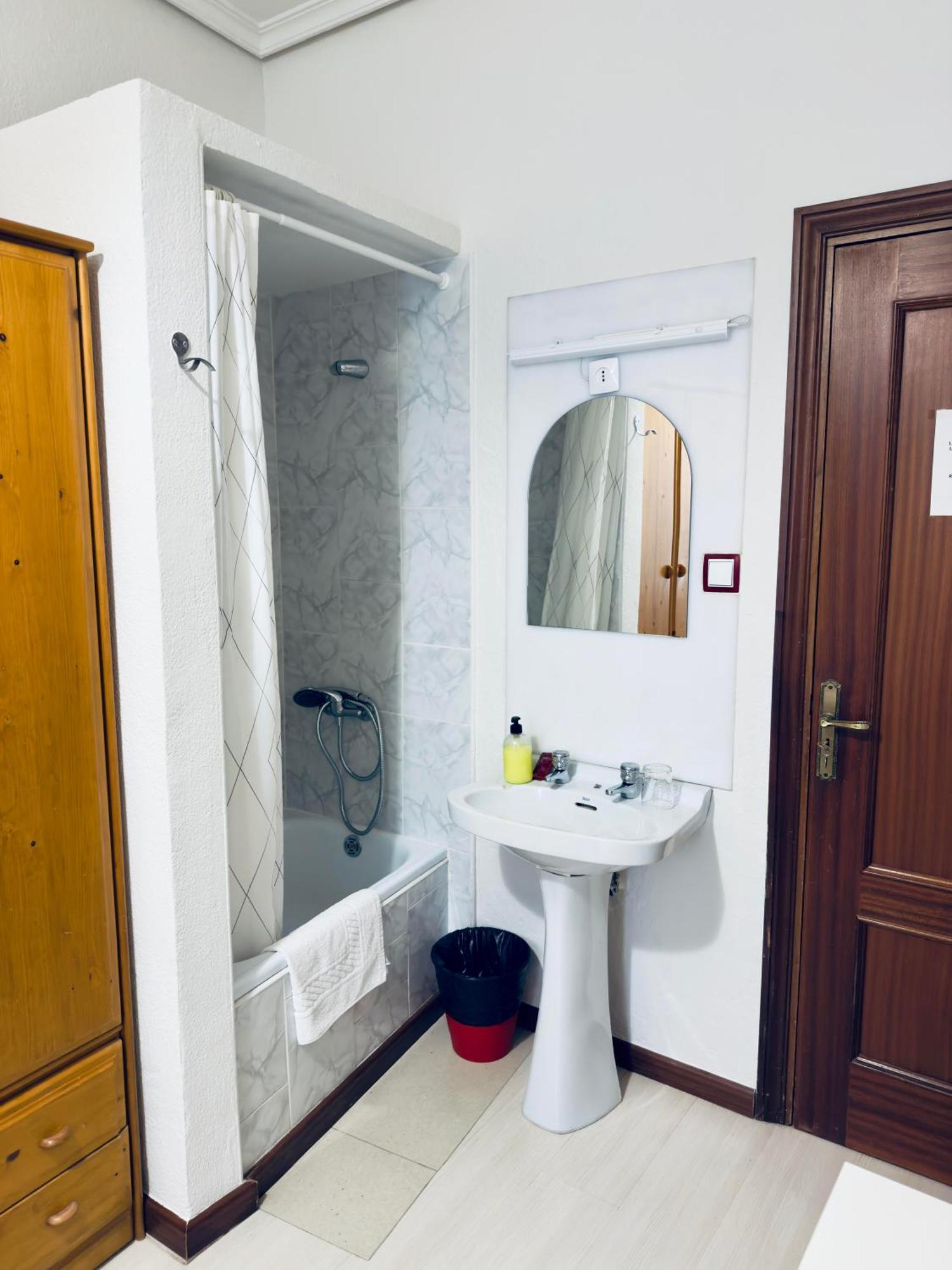 Hostal Conde De Alba Madryt Zewnętrze zdjęcie